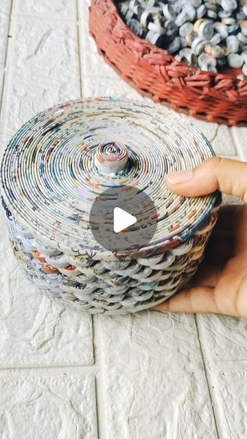 Rolled Magazine Crafts, News Paper Crafts Diy, Recycled Paper Crafts Creative, Craft Ideas With Newspaper, Paper Bowls Diy How To Make, Diy Old Books Crafts, Jute Thread Craft Ideas, Newspaper Projects For School, Creative Paper Craft Ideas