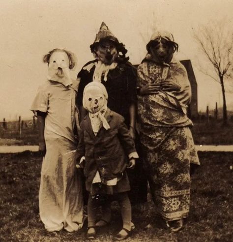 Terrifying Vintage Halloween Costumes | Creepy Old Halloween Costumes Vintage Bizarre, School Halloween Costumes, Images Terrifiantes, Old Halloween Costumes, Halloween History, Creepy Halloween Costumes, Photo Halloween, Vintage Halloween Photos, Creepy Costumes