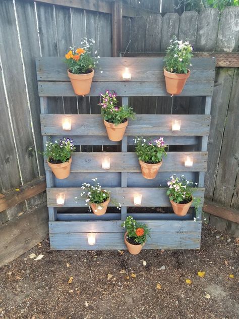 Pallet Garden Ideas Diy, Pallet Garden Walls, Easy Small Garden Ideas, Palette Garden, Pallet Projects Garden, Pallet Planter, Corner Garden, Garden Decor Projects, Pallet Outdoor