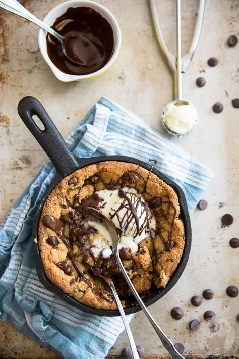 Skillet Cookie For Two, Cookie For Two, Cast Iron Skillet Cookie, Chocolate Chip Skillet Cookie, Skillet Cookie Recipe, Skillet Desserts, Giant Cookies, Skillet Cookies, Skillet Chocolate Chip Cookie