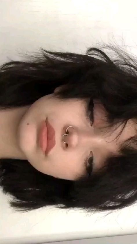 Makeup Tutorial Grunge, Hair 2022, Short Grunge Hair, Hair Instagram, Hair Inspiration Short, Makijaż Smokey Eye, Shot Hair Styles, Instagram Makeup, Grunge Girl