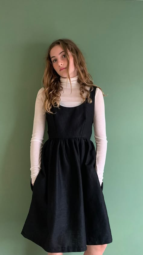 Black Overall Dress Outfit, Pinafore Dress Outfit Winter, Style Language, Pinafore Outfit, Pinafore Dress Outfit, Winter Outfit Christmas, Black Overall Dress, Linen Pinafore Dress, Dress Layering