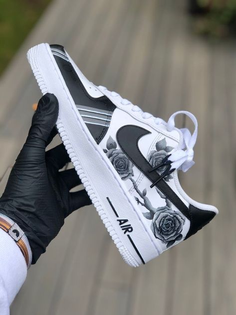 Casual Shoes Women Sneakers, Nike Shoes Women Fashion, Custom Shoes Men, Custom Sneakers Diy, Pretty Sneakers, Nike Fashion Shoes, Preppy Shoes, Pretty Shoes Sneakers, Jordan Shoes Retro