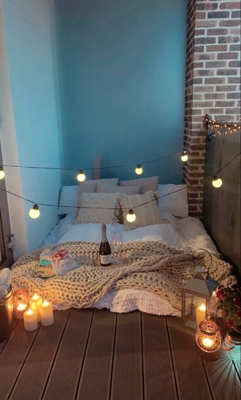 Balcony Movie Night Ideas, Balcony Date Night Ideas, Date Night Set Up At Home, Balcony Movie Night, Indoor Movie Night, Home Manifestation, Outdoor Movie Night, She Was A Fairy, Couple Date