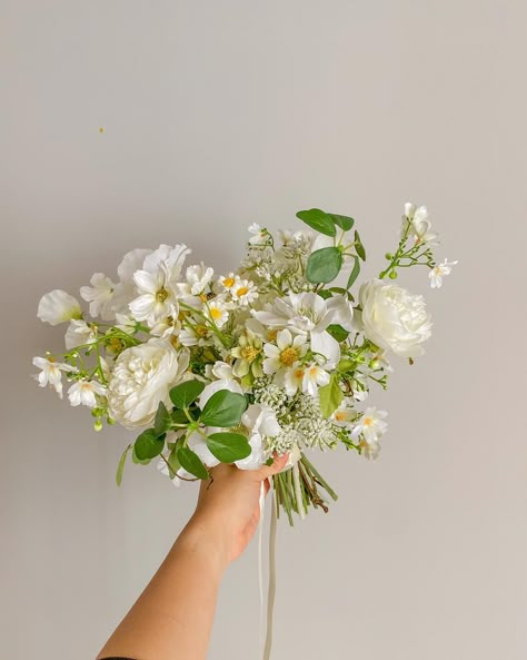 white wildflower bouquet Green And Yellow Wedding Bouquet, Simple Wildflower Bridesmaid Bouquet, Dalia Wedding Flowers, 5 Flower Bouquet, Wildflower Bridesmaids Bouquet, Neutral Wildflower Bouquet, Colourful Wedding Bouquets Brides, Colorado Wildflower Bouquet, White Wild Flowers Wedding