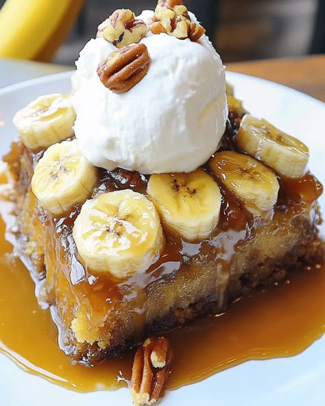 Make a delicious Banana Upside-Down Cake with ripe bananas and caramel! A moist and flavorful dessert perfect for any occasion. Try it now! Banana Foster Dessert, Ripe Banana Desserts, Mini Upside Down Cakes, Banana Upside Down Cake Recipe, Banana Caramel Dessert, Banana Dump Cake Recipes, Banana Foster Pie, Banana Foster Cake, Banana Snack Ideas