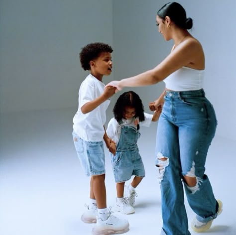 Mother Son Matching Outfits, Mother Day Photoshoot Mini Sessions, Mother Day Photoshoot, Mommy Son Pictures, Queen Naija, Mommy Daughter Photoshoot, Son Photo Ideas, Mommy Daughter Photos, Boho Mother