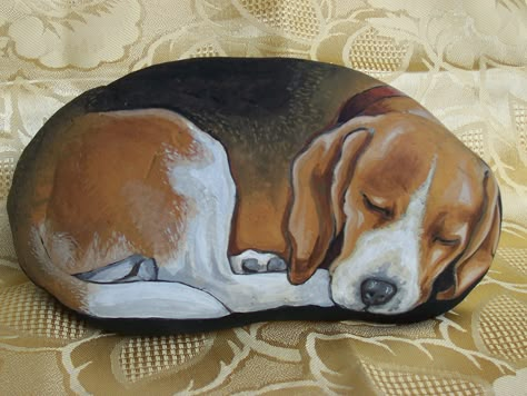 Diy Painted Rocks, Rock Projects, Rock Animals, Painted Rock Animals, Dog Sleeping, Stone Art Painting, Dog Rocks, Painted Rocks Diy, Rock Painting Patterns