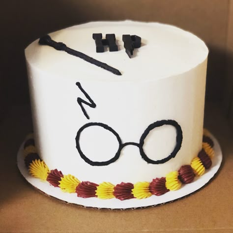 Homemade Harry Potter Cake, Easy Harry Potter Cake Ideas, Harry Potter Cakes Easy, Harry Potter Simple Cake, Harry Potter Easy Cake, Harry Potter Birthday Cake Easy, Simple Harry Potter Cake, Harry Potter Smash Cake, Easy Harry Potter Cake