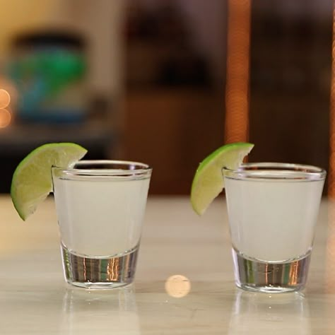 Kamikaze Shot, Fruity Shots, Kamikaze Cocktail, Vodka Mixers, Bartending 101, Shooter Recipes, Bartender Drinks Recipes, Easy Home Recipes, Candy Cocktails