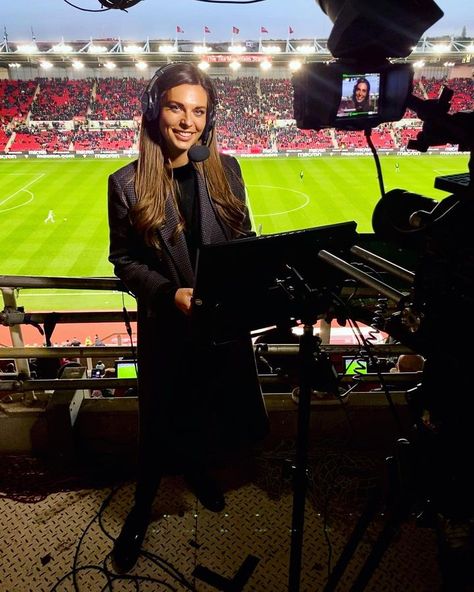 Sports Interview Aesthetic, Female Sports Reporters, Sideline Reporter Aesthetic, Football Manager Aesthetic, Sports Journalism Aesthetic Football, Football Journalist Aesthetic, Travel Journalist Aesthetic, Tv Presenter Aesthetic, Sports Journalist Aesthetic