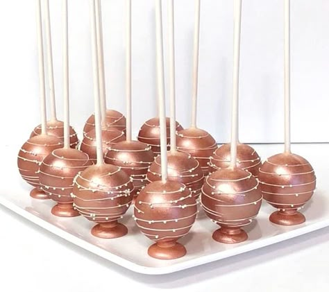 Rose gold and white cake pops design dessert idea for wedding, baby shower, or birthday. Aesthetic desserts Rose Gold Cake, Gold Dessert, Sweet 16 Cakes, Morning Snack, Rose Gold Party, Sweet 16 Birthday Party, Gold Cake, 18th Birthday Party, Wednesday Morning