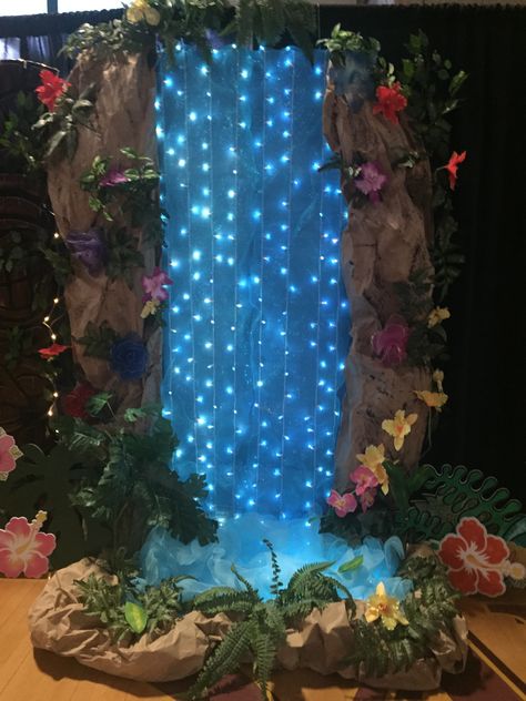 Moana Decorations, Waterfall Decoration, Jungle Decorations, Enchanted Forest Theme, Jungle Theme Birthday, Vbs Themes, Fiesta Tropical, Ganpati Decoration Design, Photos Booth