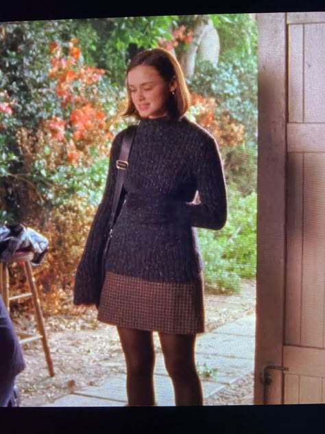 Rory Gilmore Fancy Outfits, Rory Gilmore Comfy Outfits, 90s Thanksgiving Outfit, Rory Gilmore Skirts, Gilmore Girls Winter Outfits, Rory Gilmore Outfits Inspired, Rory Gilmore Skirt Outfits, Lorelai Gilmore Winter Outfits, Lorelai Gilmore Outfits Season 1