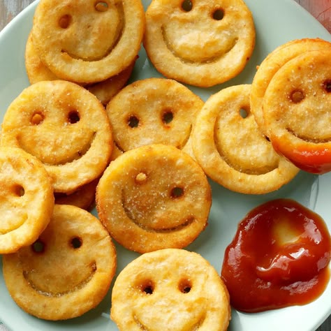 Birthday Finger Foods, Smiley Face Fries, Potato Smiles, Smiley Fries, Cafeteria Food, Baby Meals, Potatoes Recipes, Fries Recipe, Homemade Biscuits