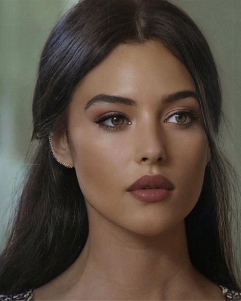 GODDESS.WOMEN by Albina (@goddess.women) • Instagram photos and videos Italian Women Makeup, Italian Makeup Looks, Monika Belluci, Monica Bellucci Makeup, Monica Belluci Style, Bellucci Monica, Italian Makeup, Goddess Women, Brunette Makeup