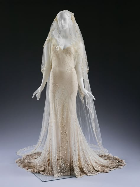 John Galliano Wedding Dress, Dita Von Teese Wedding, Galliano Wedding Dress, Kate Moss Wedding Dress, Kate Moss Wedding, Look Gatsby, Moss Wedding, Celebrity Wedding Dresses, Long Veil