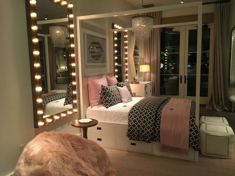 Pink Victoria Secret Room Aesthetic, Glamorous Room Ideas, Aesthetic Vintage Room, Guess Room, Room Decor Bedroom Aesthetic, Aesthetics Room Decor, Room Decor Ideas Aesthetic, Decor Bedroom Aesthetic, Girl Apartment Decor