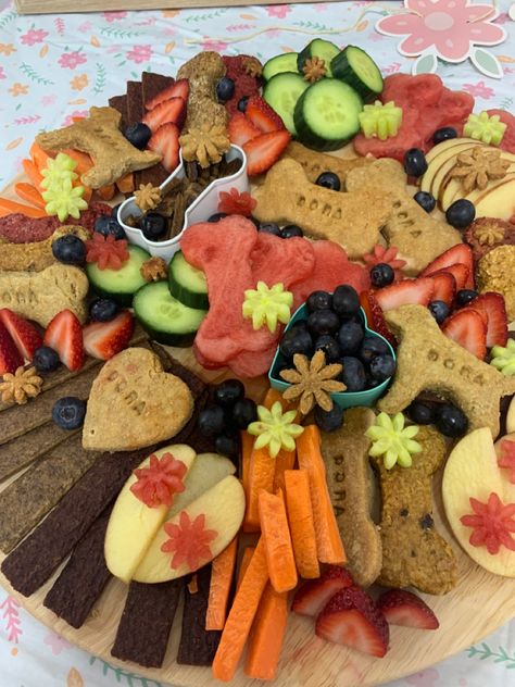 Barkuterie Board, Dog Party Decorations, Dog First Birthday, Dog Themed Birthday Party, Easy Dog Treat Recipes, Platter Board, Easy Dog Treats, Puppy Birthday Parties, Healthy Dog Treats Homemade