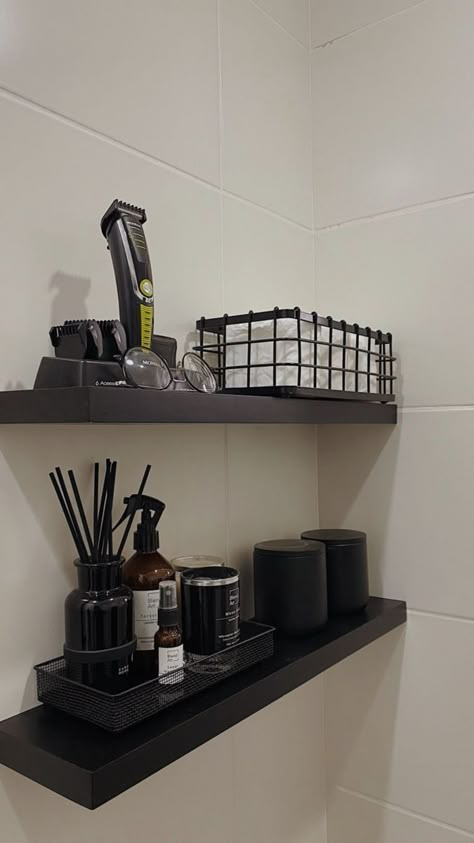 Mens Restroom Ideas, Apartment Decor Ideas Aesthetic, Men’s Bathroom Design, Men’s Apartment Bathroom, Men Bathroom Aesthetic, Black Luxury Apartment Aesthetic, Male Kitchen Decor, All Black Bathroom Ideas Decor, Modern Bathroom Organization