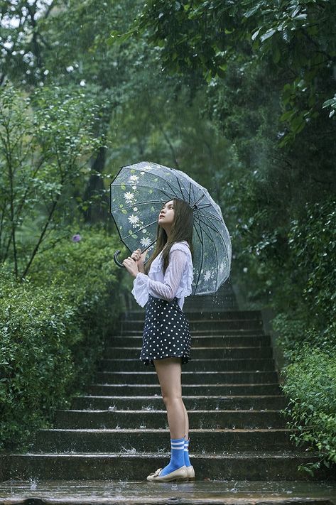 Pose With Umbrella Photo Shoot, Rain Reference, Umbrella Portrait, Umbrella Photoshoot, Rainy Photoshoot, Rainy Day Photography, Girl In Rain, Umbrella Photography, Gala Outfits