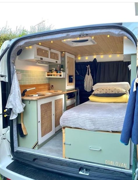 Kombi Food Truck, Kangoo Camper, Minivan Camper Conversion, Kombi Motorhome, Tiny House Camper, Suv Camping, Kombi Home, Van Conversion Interior, Micro Camper