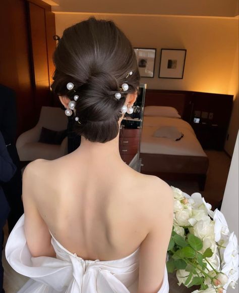 Korean Bridal Hair Updo, Korean Wedding Hair Updo, Korean Bridal Hairstyle, Korean Messy Bun, Korean Wedding Hairstyles, Wedding Hair Asian, Korean Updo, Korean Bridal Hair, Bun Wedding Hairstyles