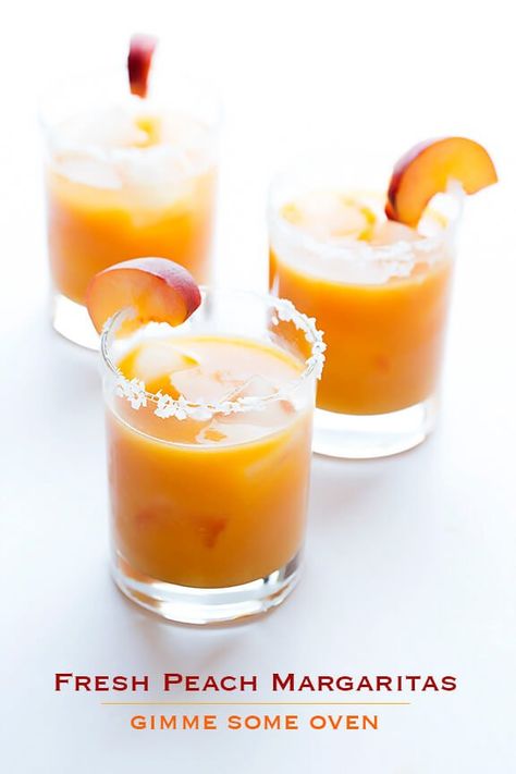 Fresh Peach Margaria | Gimme Some Oven: This fresh peach margarita recipe is refreshing, sweet, and easy to make with fresh peach puree. Peach Margarita Recipes, Peach Margaritas, Peach Margarita, Cocktail Summer, Peach Puree, Gimme Some Oven, Fancy Drinks, Peach Recipe, Margarita Recipe