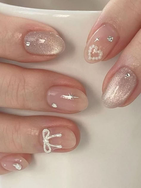 Korean bow nails: silver cat eye nails with a ribbon charm Saranghae Nails, Aesthetic Nail Design, Nail Design With Bow, Nail Art Natural, Coquette Gel Nails, Nail Art Korean Style Trends, Korean Gel Nails Simple, Nail Ideas Korean, Playful Nails