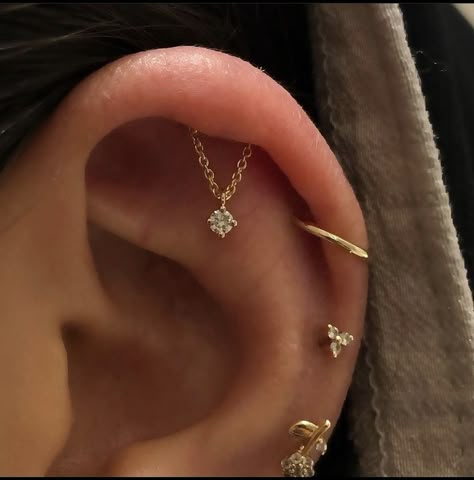 Hide Piercings, Multiple Piercings Earrings, Upper Ear Piercing, Earring Stacks, Unique Ear Piercings, Pretty Piercings, Ear Curation, Ear Piercings Helix, Earring Stack