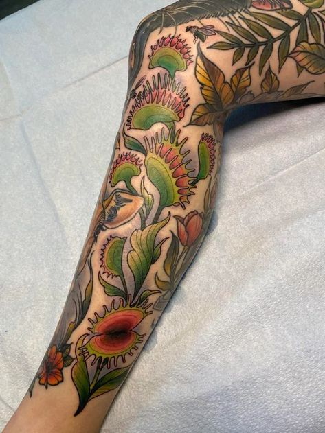 Flytrap Tattoo, Venus Flytrap Tattoo, Aesthetic Tattoo Ideas, Tato Tradisional, Backpiece Tattoo, Dark Garden, Venus Flytrap, Theme Tattoo, Plant Tattoo