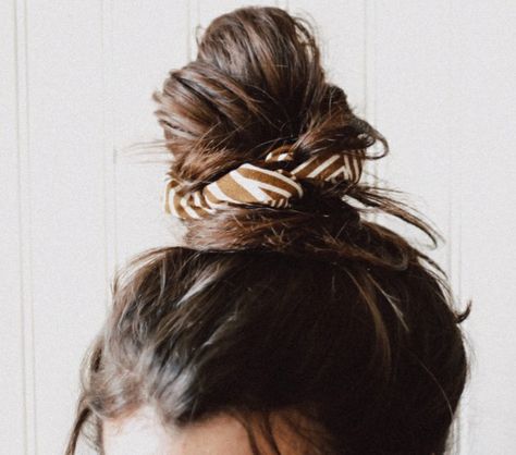 Yellow Brown Hair, Messy Top Bun, Messy Bun Top Knot, Hairstyle Grunge, Sisters Aesthetic, Bun Scrunchie, Messy Hairstyle, Twenties Style, Aesthetic For Me