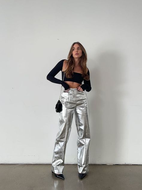 Sparkly Wide Leg Pants, Silver Pants Outfit, Metallic Pants Outfit, Clothes Tiktok, Nye Outfits Parties, New Years Fashion, Metallic Trousers, Silver Outfits, Silver Pants