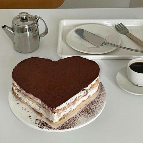 Tiramisu Cake Aesthetic, Baking Cake Aesthetic, Birthday Tiramisu, Tiramisu Birthday Cake, Cake Aesthetic, Tiramisu Cake, Think Food, Food To Eat, Heart Cake