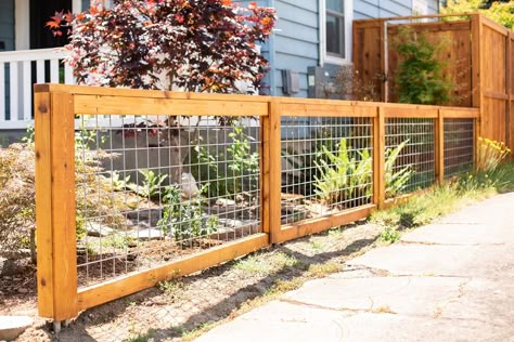 The Deschutes decorative hog wire fence looks equally great in the front yard or the garden. Crafted from Western Red Cedar and steel hogwire panels, this Hog Panel Fencing, Wire And Wood Fence, Wire Fence Panels, Hog Wire Fence, Panel Fence, Deer Fence, Front Fence, Fence Styles, Yard Fence