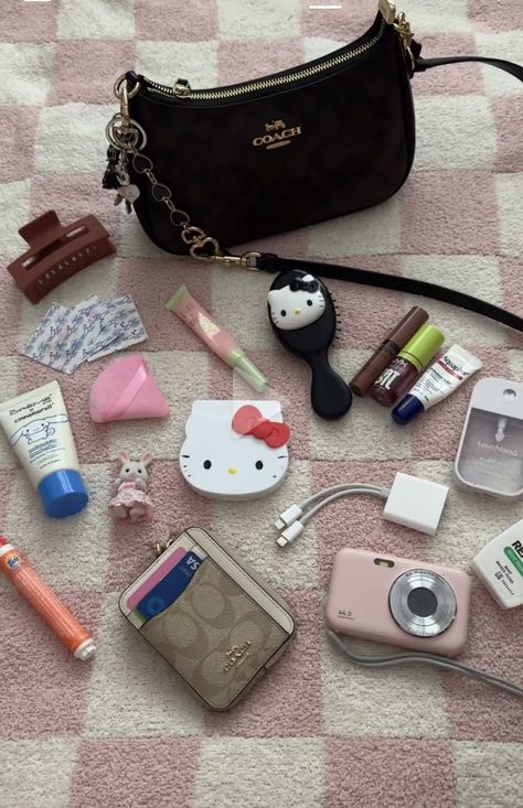 Whats In My Purse Essentials, Cute Purse, Summer Bag Essentials, Everyday Bag Essentials, What's In My Purse, 귀여운 음식 그림, School Bag Essentials, Inside My Bag, Purse Essentials