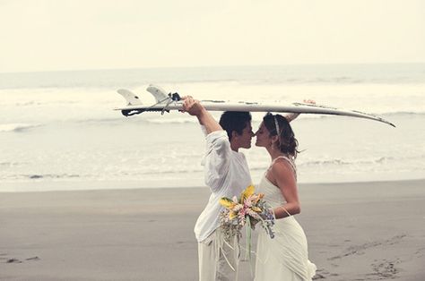 surf wedding. Surfer Wedding, Surf Wedding, Beach Favors, Casual Groom, Sunset Tropical, Floor Outdoor, Beachy Wedding, Yacht Wedding, Ceremony Photography