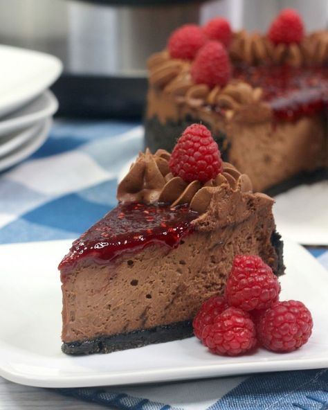 Raspberry No Bake Cheesecake, Bake Cheese, The Best Cheesecake, Chocolate Crumbs, Chocolate Raspberry Cheesecake, Oreo Cookie Crust, Chocolate Cheesecake Recipes, Chocolate Crust, Raspberry Recipes