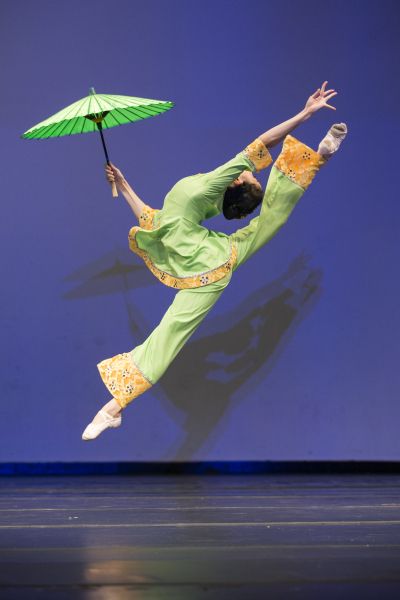 Shen Yun principal dancer, Melody Qin, gold winner of the adult female division, performs "A Beauty Next to the Autumn Water." Traditional Chinese Dance, Falun Gong, Shen Yun, Chinese Dance, Types Of Dancing, World Dance, Dance Like No One Is Watching, Dance Movement, Traditional Dance