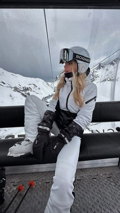 Women Ski Outfit 2023, Skiing Outfit For Women Aesthetic, White Ski Outfits For Women, Aspen Ski Trip Aesthetic, Ski Holiday Outfits For Women, Aesthetic Snowboarding Outfit, White Ski Jacket Outfit, Slalom Outfit, White Snowboard Outfit