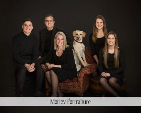 Background Family, Studio Family Portraits, Family Photo Studio, Family Portrait Outfits, Family Studio Photography, Large Family Photos, Family Photoshoot Poses, Family Portrait Poses, Family Picture Poses