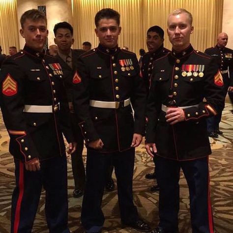 Marine Men, Marine Corp Uniforms, Us Marine Aesthetic, Us Marines Uniform, Military Ball Pictures Marines, Sretan Božić, Marines Uniform, Marine Aesthetic Military, Marine Corps Ball