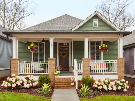 One Level House Exterior, Raised Bungalow Entrance, House Exterior With Porch, Bungalow Porch Ideas, Bungalow Front Porch Ideas, Bungalow With Garden, Small Craftsman Style Homes, Small Ranch House Exterior, Colorful Bungalow