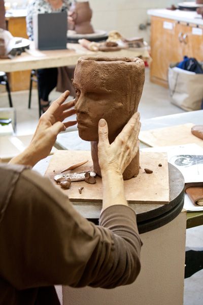 Debra Fritts sculpting the head Sculpture Workshop Studio, Sculpt Face, Sculpture Workshop, Pottery Sculpting, House Sofa, Sculpting Tutorials, Sculpture Head, Pallet House, Nuwara Eliya