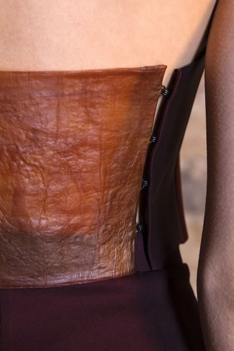 Scoby Leather Fashion, Bio Materials Textiles, Bioplastic Fashion, Biodegradable Fashion, Bio Textiles, Bio Materials, Tech Brand, Bio Design, Bio Fashion