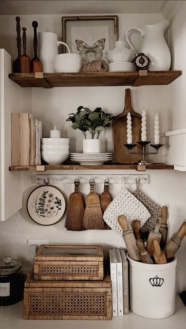 Vintage Decorating Ideas, Kitchen Shelf Decor, Thrifted Home, Vintage Decorating, Cottage Kitchens, Diy House, Cottage Kitchen, Farmhouse Kitchen Decor, Country Kitchen