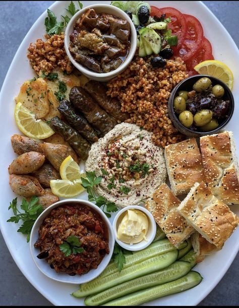 Middle Eastern Recipes Arabic Food, Food Ideas Aesthetic, Canapes Recipes, Middle East Food, Elegant Food, Feel Good Food, Alfresco Dining, Food Babe, Healthy Food Dishes