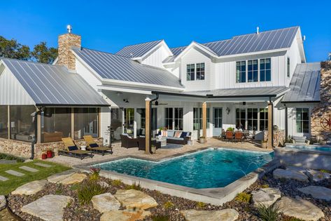 18 Magnificent Farmhouse Swimming Pool Designs You Will Fall In Love With Farmhouse Swimming Pool, Farmhouse Pool Ideas, Farmhouse Pool House, Farmhouse Pool, Farmhouse Backyard, Rectangle Pool, Dream Backyard Pool, City Farmhouse, Porch Remodel