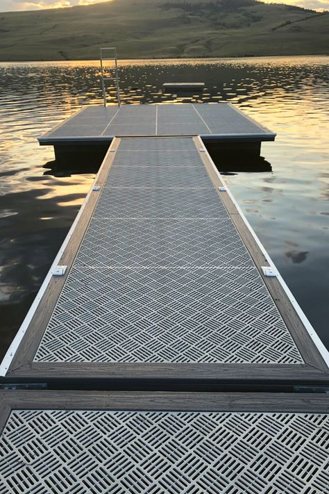 Lake Docks Ideas, Dock Deck Ideas, Dock Building Ideas, Floating Lake Dock Ideas, Waterfront Deck Ideas, Floating Pontoon Dock, Pontoon Dock Ideas, Lake Pier Ideas Decks, Floating Docks For Lake