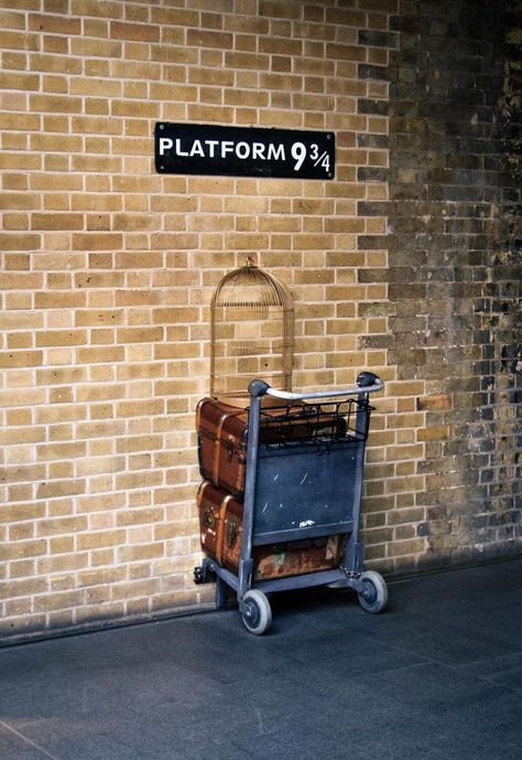 Hp Painting, London England Aesthetic, Voyage London, Interrailing Europe, London Harry Potter, Harry Potter Train, Pool Toy Storage, Harry Potter Locations, Harry Potter Filming Locations